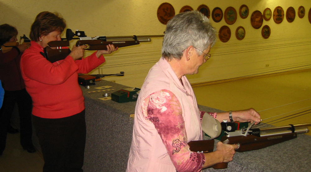 Frauen beim Schiessen