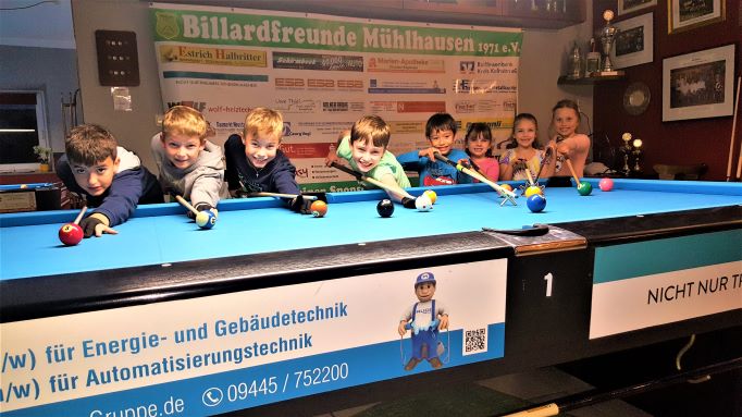 Spaß beim Billardspielen klein