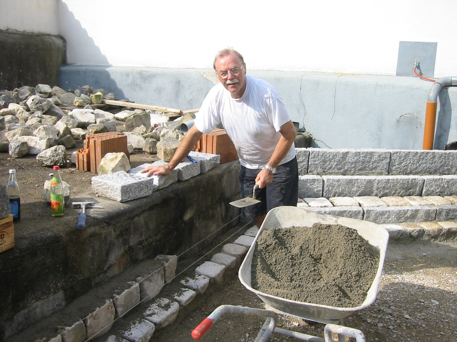 Pflastern Done beim Arbeiten