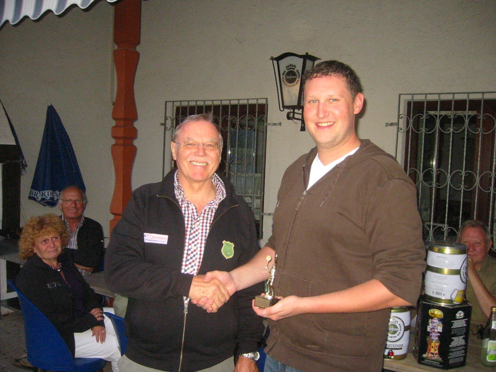 Done gratuliert dem Sieger Tom