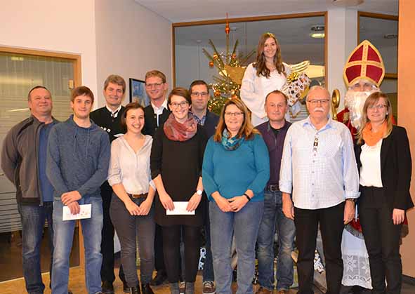 Spendenübergabe Raiffeisenbank klein