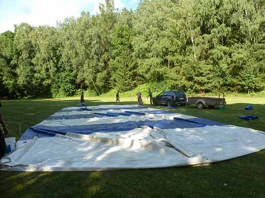 Zelt vor dem Aufbau klein