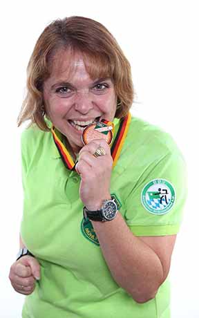 Bettina mit Medaille klein