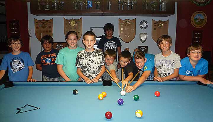 Kinder beim Billardspielen klein