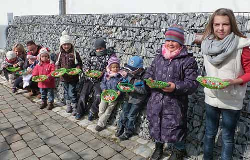 Kinder mit Osternest klein
