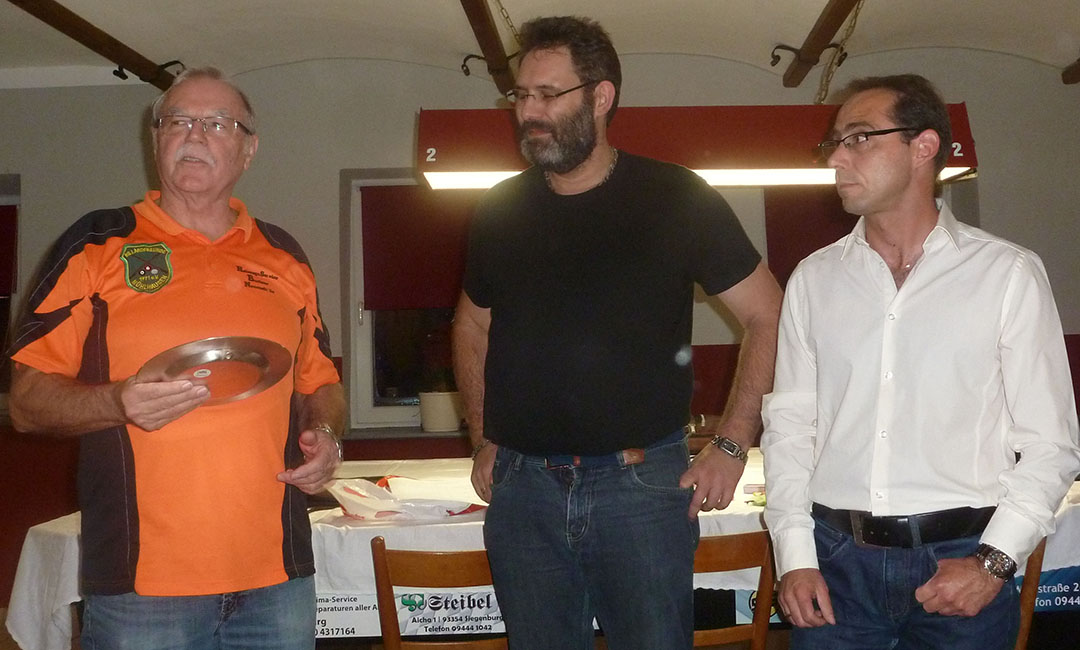 1. Vors. Fischer überreichte Geschenk. klein jpg